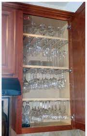 The glass panel cabinet doors are decorated with a wooden trellis design for a hint of traditional design. Glasses Organizzazione Cassetto Cucina Idee Per La Cucina Ripostiglio Organizzato