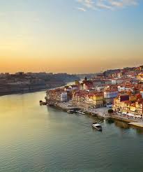 Gnarled fishermen still mend their nets, and rustically clad women sell fish and produce in markets. Portugal Reiserucktritt Und Auslandskrankenversicherung Corona Schutz