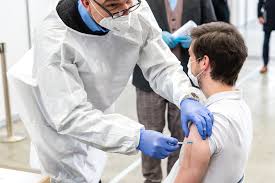 Dieser impfstoff basiert auf einem adenovirus (das modifizierte virus chadox1), das bei schimpansen atemwegsinfekte auslösen kann, für menschen aber harmlos ist. Corona Impfung Probebetrieb In Der Messe Karlsruhe Gestartet Durlacher De