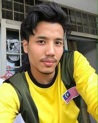 Jika di malaysia model ini akan menjadi bahan sendaan atau ejekan dengan pelbagai gelaran seperti kereta bentuk mesin basuh, kotak kasut atau peti ais … Oh Media Ramai Rupanya Yang Wajah Seiras Macam Fattah Facebook