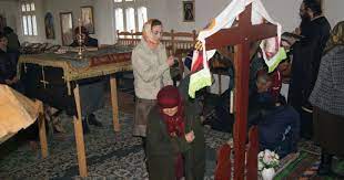 În apropierea paştelui, cei mai mulţi locuitori ai capitalei păstrează tradiţii şi obiceiuri vechi, de la gospodine care vopsesc ouă până noaptea târziu, la oameni de toate vârstele care se înghesuie să treacă pe sub masa de la biserica din cartier. De Ce Trec Credinciosii Pe Sub MasÄ In Vinerea Mare Ce ReprezintÄ Bucata De PanzÄ AsezatÄ Pe Ea