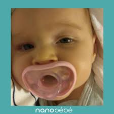 Adi Meshulam שלחה לנו את התמונות של הבת ההורסת שלה שלא מוכנה לשחרר את המוצץ  שלנו. זה מה שהיא כתבה: "מוצץץץץץ מושלם!!!! גם אצלי לא לקחה שום מוצץ חוץ מאת  זה!" מוצץ