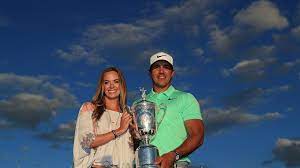 Onun golf oyunu da oldukça iyiydi. Us Open 2017 Brooks Koepka Posiert Mit Pokal Und Freundin