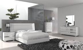 Per questo è importante arredare la camerea da letto con particolare attenzione ai dettagli e creando un'atmosfera che doni delle emozioni. 20 Idee Per Arredare Una Camera Da Letto Bianca E Grigia Moderna Mondodesign It Weisse Schlafzimmermobel Wohnkultur Schlafzimmer Modernes Weisses Schlafzimmer