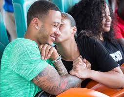 ———— oh wow thank you darling!!! Memphis Depay Proposes To Girlfriend Lori Harvey Daily Mail Online