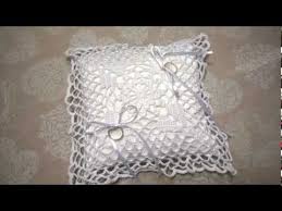 Cuscino porta fedi in lino grezzo color ecrù, decorato con un vecchio pizzo veneziano e con una piccola chiave, simbolo per aprire nuove porte o per sigillare con sicurezza le cose più preziose. Cuscino Portafedi All Uncinetto Youtube