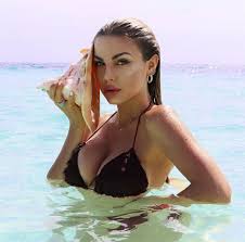 Ieri sera nel corso dell'ultima puntata del grande fratello vip andrea zelletta e pierpaolo pretelli si sono sfidati al televoto per ottenere un posto in finale. Alice Fabbrica Ecco Chi E La Giovane Influencer Eta Altezza Peso Instagram E Andrea Zelletta