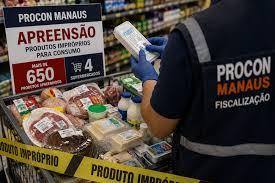 Procon Manaus apreende mais de 650 produtos impróprios em 4 supermercados