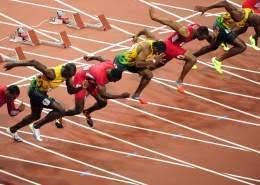 Los 400 metros lisos o 400 metros planos es una prueba de velocidad mantenida del atletismo actual en la que los atletas corren por cada carril en que se divide la pista, situándose a distintas distancias, para así evitar que los competidores de los carriles exteriores recorran más metros que los de los carriles interiores. 100 Metros Planos Ecured