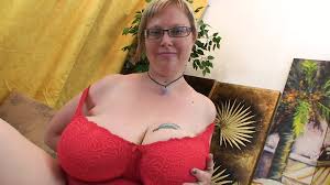 Mujer madura con tetas increíblemente grandes es follada