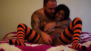 Black Salope Se Fait Baiser Par un Papa Blanc - Pornhub.com