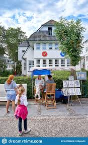 This binz hotel comprises 54 modern rooms overlooking the sea. Ein Strassenmaler An Der Strandpromenade An Der Ostsee Binz Auf Der Insel Rugen Deutschland Redaktionelles Stockfoto Bild Von Abbildung Baltisch 163728608