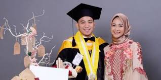 Wisuda merupakan acara yang tak bisa dilupakan begitu saja, baik bagi orang yang diwisuda, maupun orang yang menghadiri wisuda. Bukan Kebaya Ini Dia Busana Kece Pendamping Wisuda Ala Poppy Bunga Merdeka Com