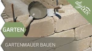 Sie können gartenmauern aus naturstein oder betonsteinen bauen, die den natursteinen oftmals täuschend echt nachempfunden und viel. Gartenmauer Selber Bauen Die Betonsteinmauer Youtube