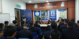 The force is a centralised organisation with responsibilities ranging from traffic control to intelligence gathering. Balai Polis Kg Baru Subang Posts Facebook