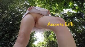Sous la jupe, nudistes et masturbation. Voyeur Upskirt Sans Culotte Exhibe Sous Jupe Fille Coquine Libertine Amantelilli