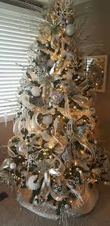 Table of contents champagne tablescape ideas tabletop champagne, silver, and creamy white christmas tree decor i will be showing examples of gorgeous christmas tablescape ideas with the resource. Silver White And Champagne Christmas Tree Christmas Christmas Tree Christmas Decorations