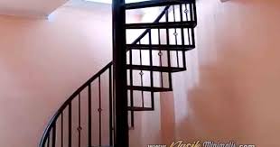 Tangga besi spiral berwarna hitam tangga besi minimalis ini berbentuk tangga putar besi atau tangga spiral, bentuk yang sering ditemukan pada tangga besi. Cara Menentukan Model Tangga Besi Yang Tepat Untuk Rumah Klasik Minimalis