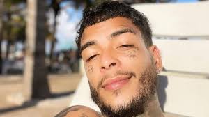 Mc Kevin completaria 25 anos neste sábado; mãe lamentou e visitou túmulo