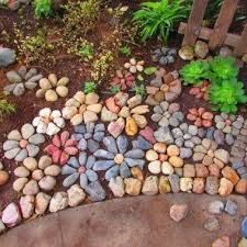 Ein ordentlicher garten braucht gute beeteinfassungen. Diy Mosaik Im Garten Aus Kleinen Steinen Machen Nettetipps De
