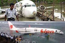 Di indonesia sendiri kecelakaan yang paling sering terjadi adalah kecelakaan transportasi di darat. 7 Kecelakaan Pesawat Di Perairan Indonesia
