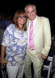 Garry Penny Marshall Died 2 Years Apart After Intertwined Careers My Brother Gave Me A Life Celebrity Siblings Penny Marshall Celebrity Families