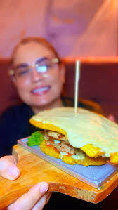 🔥 Ellos son @hungerlunch la sensación en almuerzos y asados 🍖 en Cra 13A  #76E-30, al ladito de Mi Plazita Los Robles. 🥩 Punta gorda con papitas y  ensalada