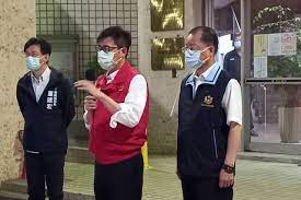 本土疫情升溫，指揮中心在昨天（19 日）宣布，全台各縣市都升級為三級警戒，也就是外出需要全程配戴口罩，各縣市首長也嚴厲表示，現在已經沒有規勸期，現在是執法期，只要違反規定就是開罰，若未戴口罩可以依照《傳染病防治法 》第 70 條開罰 3 千至 1 萬 5 千元，不論是雙北市或高雄市都. Fraqj4zvvxofsm