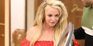 Ab jetzt wechselte britney spears fast wöchentlich ihre looks so oft und radikal wie kaum eine andere. Britney Spears Zeigt Sich Erstmals Nach Psycho Klinik