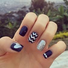 Azul marino y blanco para una combinación de colores para bodas más clásicas. Les Debia Esta Fotito Diseno De Unas En Azul Marino Y Plateado We Love Nails Bar Unas Azules Disenos De Unas Azules Unas Decoradas Juveniles