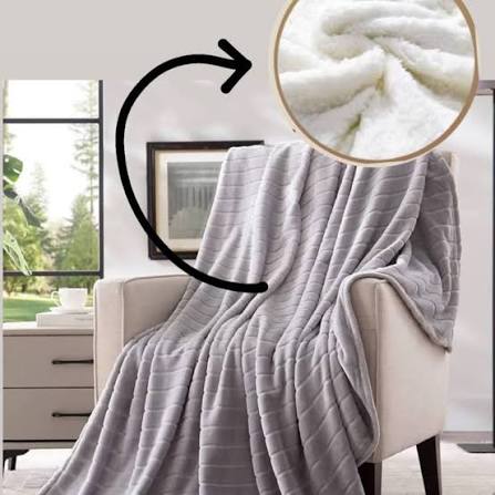 COLCHA PIEL DE CONEJO 😳👀 REVERSIBLE CON PIEL DE BORREGO 🐑 Súper  calientita, ideal para el frío ❄️ Dale un toque elegante a tú cama 😳😍  Disponible en: 2 PLAZAS , 2