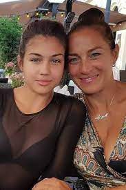 Néhány hónapos ismeretség után erika bevallotta akkori férjének, hogy szerelmes lett kátaiba, és elköltözött. Ripost