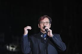 譚詠麟，mh（英語：alan tam wing lun，1950年8月23日－），香港實力派著名歌手兼演員，也是大中華地區歌壇巨星。 於1970年代歌唱事業早期他是在溫拿樂隊擔任主音歌手，並在演出時偶爾彈奏鋼琴、電子風琴、合成器. ç–'å› æ''è­¦è°­å'éºŸè¢«ä¸€å®¶é¤åŽ…æ‹'ç»å…¥åº§ åé€ä¸­ å¤§çºªå…ƒ