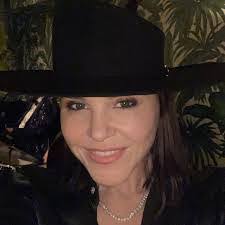 Carolyn Ralph's Instagram, Twitter & Facebook