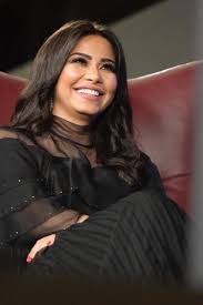 شيرين عبد الوهاب مغنية مصرية ولدت بحي القلعة في القاهرة عام 1980، ولجمال صوتها كانت تحيي أفراح حيها وأقاربها وهي لاتزال في سن الثالثة عشرة. Ø¨Ø§Ù„ÙÙŠØ¯ÙŠÙˆ Ø´ÙŠØ±ÙŠÙ† Ø¹Ø¨Ø¯ Ø§Ù„ÙˆÙ‡Ø§Ø¨ ØªØ¨ÙƒÙŠ Ø¬Ù…Ù‡ÙˆØ± Ø­ÙÙ„ Ø§Ù„ÙƒÙˆÙŠØª Ø¨Ø³Ø¨Ø¨ ÙˆØ§Ù„Ø¯Ù‡Ø§ Ù…Ø¬Ù„Ø© Ø³ÙŠØ¯ØªÙŠ
