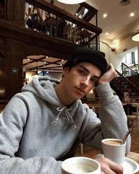 Foto cowok keren bertopi all about cow photos. 75 Ide Pose Foto Ala Selebgram Pria Pose Pria Gaya Pria