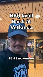 Från Berlins storstadspuls till landsbygden i Lavad. 🍽🍽🍽 Foodtrucken,  som Norman själv har renoverat, står parkerad på en gräsyta mitt i Tun. Den  har varit öppen i tre veckor, två dagar i