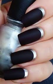 Otra combinación, a la cual llamaría una combinación millonaria es con colores como dorados, plateados, se ven tan elegantes que el look más simple lograra verse genial con esta. Mejores 80 Disenos De Unas Decoradas Color Negro