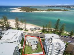 Kings beach, caloundra is an awesome spot for a holiday and rolling surf is the premier location on kings beach. 31 Esplanade Bulcock Beach Caloundra Qld 4551