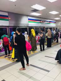 Beratur semasa menaiki kereta api. 9 Adab Menaiki Kenderaan Awam Lrt Mrt