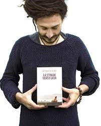 La strada può essere a senso unico o a doppio senso di circolazione e comprende i marciapiedi, le da quanto già appreso con la definizione di strada, possiamo dunque affermare che la carreggiata anche in questo caso, così come per le corsie di accelerazione, non si trovano invece all'entrata o. La Strada Verso Casa Di Antonio Di Guida Man In Town