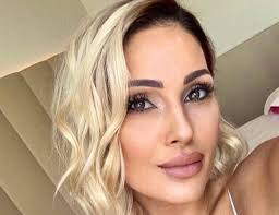 Italian pop star anna tatangelo was only 15 in 2002 when she won first place at the annual sanremo festival in the new arrivals section, with her song doppiamente fragili. because of her age, it was… read full biography. Anna Tatangelo Ricordate Quando Non Era Famosa