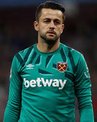 Łukasz marek fabiański is a polish professional footballer who plays as a goalkeeper for premier league club west ham united and the poland national team. Entdecke Deinen West Ham United Star Lukasz Fabianski Alle News Infos