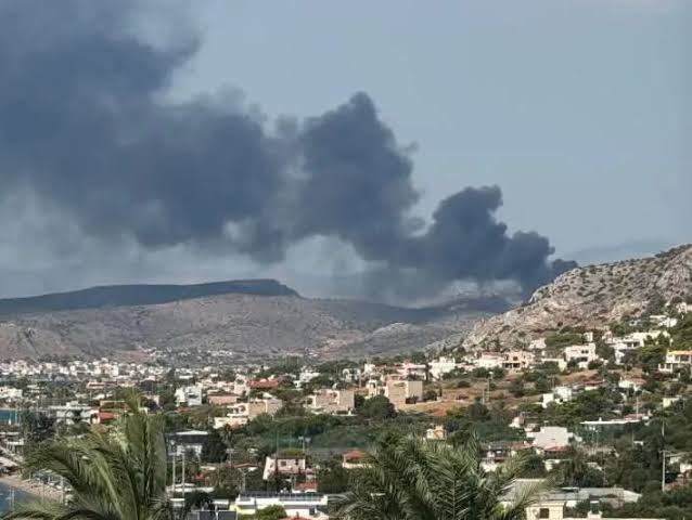 Σε  πύρινο κλοιό ο ναύσταθμος Σαλαμίνας!