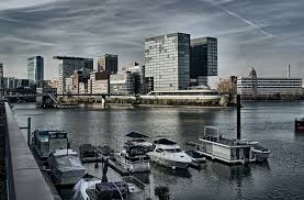 It is close to cultural attractions and shopping opportunities, the perfect backdrop to a relaxed business or city trip. Medienhafen Dusseldorf Foto Bild Architektur Deutschland Europe Bilder Auf Fotocommunity