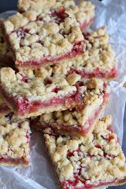 Rhabarber hat gerade einmal 1,4g kohlenhydrate auf 100g, was wirklich total wenig ist und ziemlich viele früchte in die tasche steckt. Rhubarb Shortbread Streusel Bars Bake To The Roots