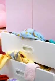 How Do You Konmari Fold Kids Clothes Video Em 2020 Organizacao De Roupas De Bebe Organizacao De Roupas Organizacao Do Bebe