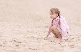 They bit off more than they could handle. Kleines Madchen Das Auf Dem Sand Knit Und Nach Vorn Schaut Stockbild Bild Von Mode Hintergrund 57826203