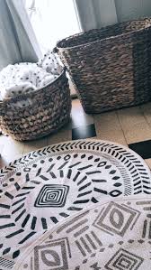 Pour Une Deco Naturelle Dzideesdenana A Deniche Ces Panieres Et Ces Deux Tapis Ethniques Dans Son Magasin Babou Https Deco Naturelle Tapis Ethnique Deco