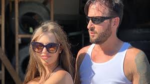 Shortly before, the singer had separated after 29 years of marriage from his former wife. Neues Musikvideo Von Michael Wendler Freundin Laura Muller 18 Spielt Die Hauptrolle